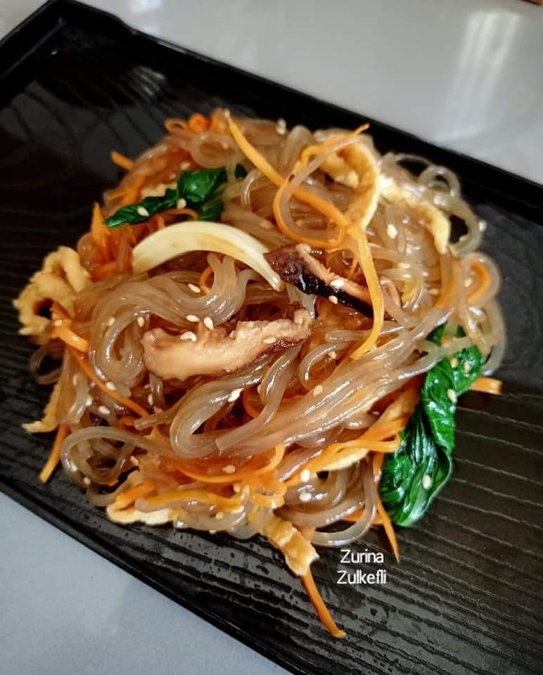 DailyMakan's tweet photo. Resipi Japchae Korea 😋🇰🇷

1. Rebus mi kaca selama 5 minit. Sehingga lembut, angkat dan toskan. Letak tepi.
2. Campuran sayur mesti mempunyai 5 jenis warna yang pelbagai. 
- Hijau - Sayur pak choi atau bayam, rebus dan toskan. 
- Kuning - Telur ayam dimasak dadar. https://t.co/yNotrIIiqJ