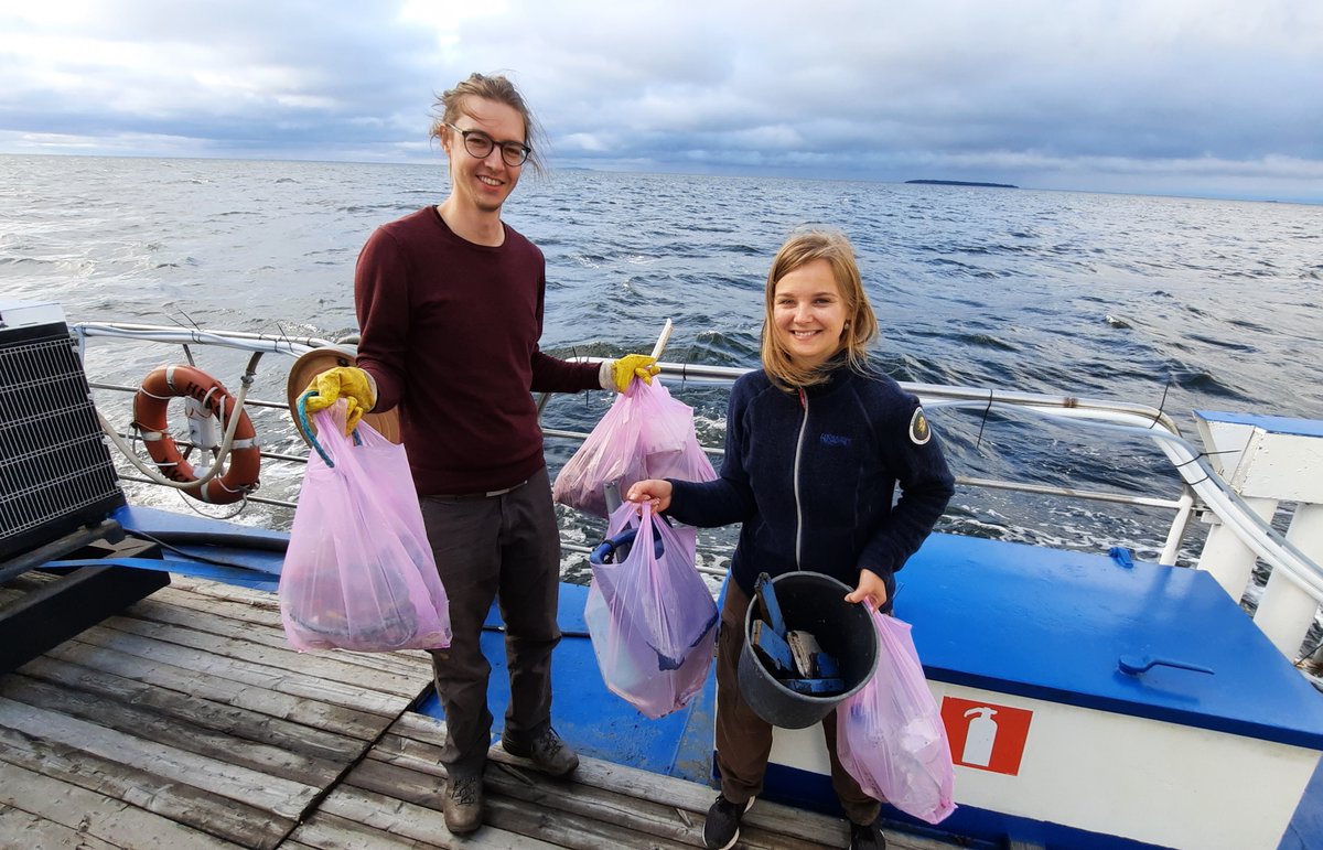 Pysähdyimme taas <a href="/SYKEinfo/">Suomen ympäristökeskus</a>'n rannikkoseurantamatkalla Kotkan Rankissa ploggaamassa poukamaan kertynyttä #roska'a. Puolessa tunnissa löysimme kaiken tämän, mukana kollegat <a href="/KnuuttilaS/">Seppo Knuuttila</a>, <a href="/Jyri_Tirroniemi/">Jyri Tirroniemi</a>, <a href="/jere_riikonen/">Jere Riikonen</a> ja Tarja Katajisto. 📷: <a href="/KnuuttilaS/">Seppo Knuuttila</a> (1/5)