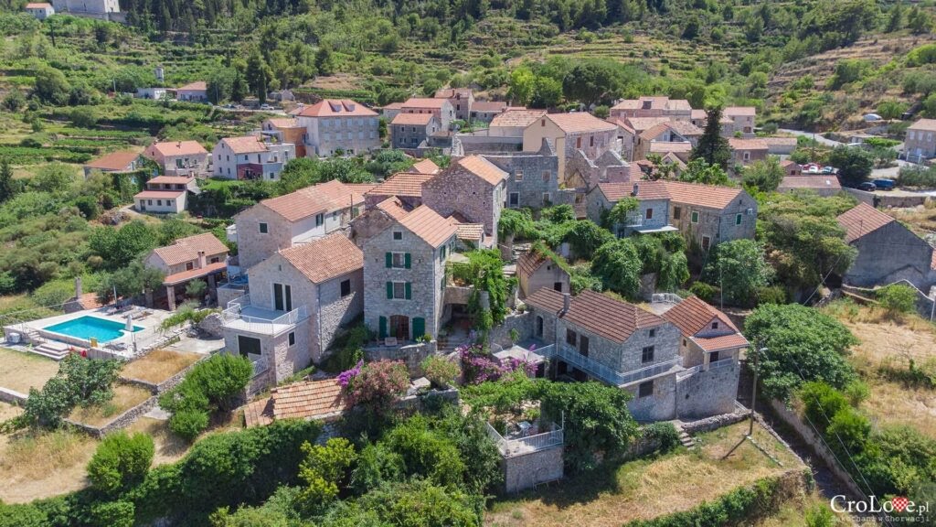KochamChorwacje's tweet photo. Pitve, wyspa Hvar ❤️ Na blogu nowy post, właśnie o tej najstarszej osadzie na wyspie Hvar :)
#pitve #hvarisland #centraldalmatia #dalmaria #croatia #crolove #CroatiaFullOfLife https://t.co/MZ1qDhF4jE