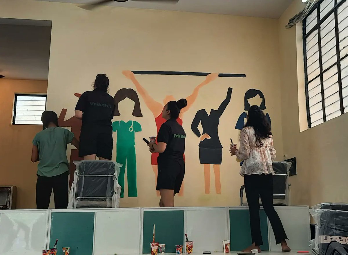 vrikshit's tweet photo. On Rakshabandhan, Vrikshit Foundation initiated the work to gift an all girls library to their young sisters to promote the power of learning. The volunteers spread the message of empowerment by painting this beautiful mural over a blank wall.

#wallart #wallpaintings https://t.co/lTLPte1cXB