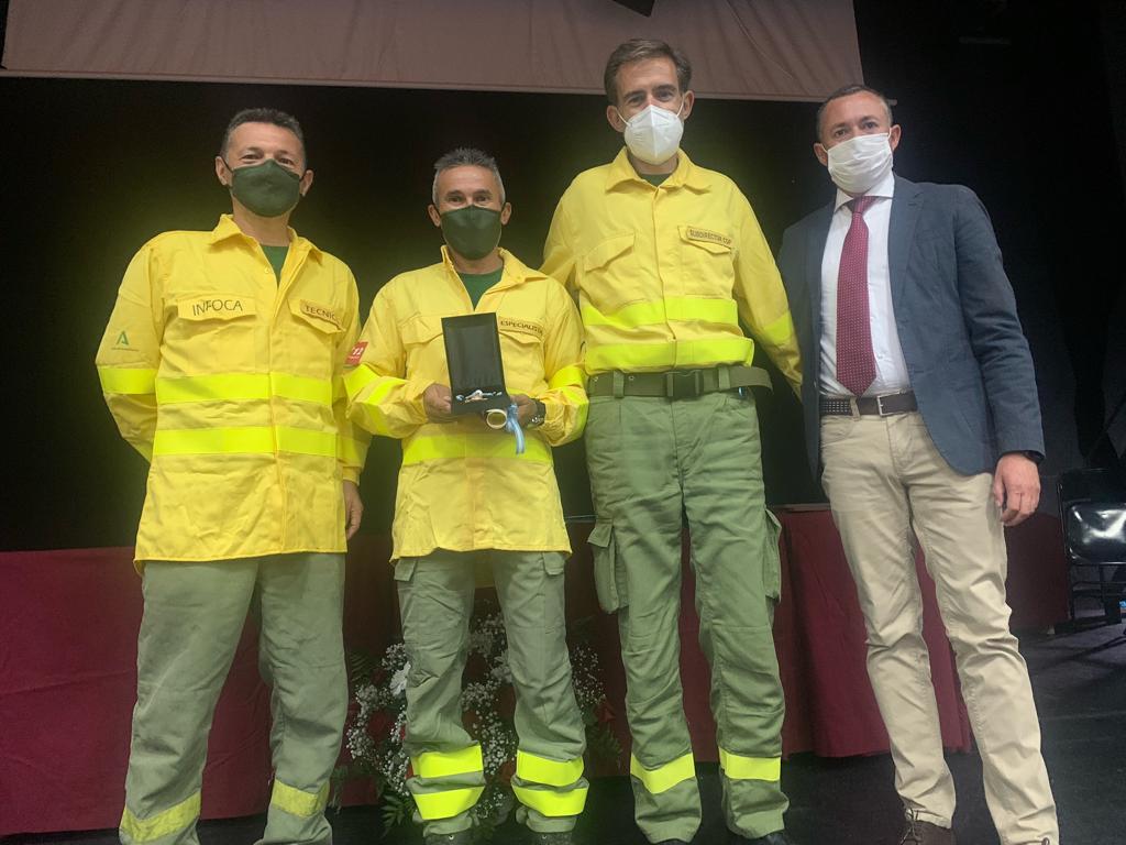 Plan_INFOCA's tweet photo. … Durante el acto, celebrado en la tarde de ayer, recogió la medalla el #BomberoForestal Juan J. Rachón Naranjo. natural de la localidad. Le acompañaron el delegado territorial de @MedioAMBAnd en #Huelva, @J_EnriqueBR, el #SubdirCOP, Alejandro López, y el #TOP Juan Bermejo https://t.co/IEVW68gOnR