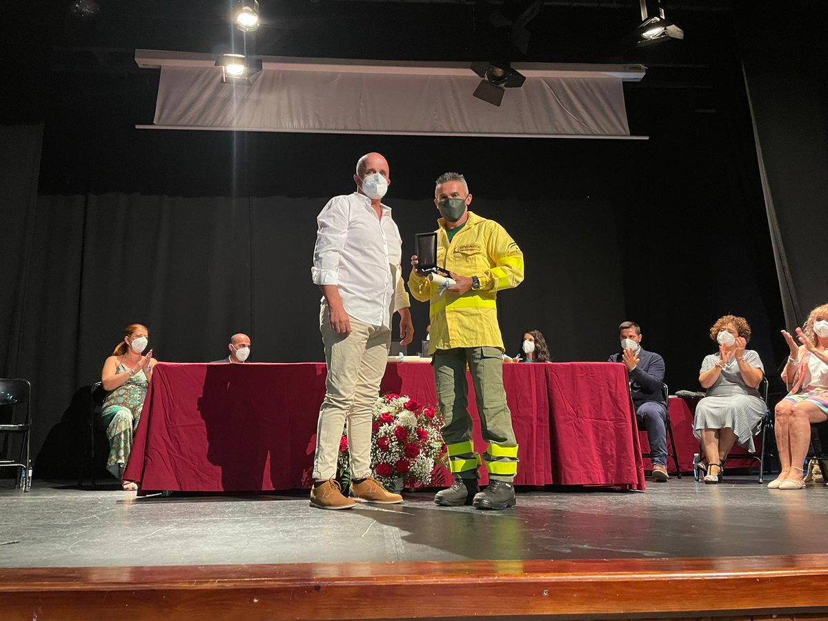 Plan_INFOCA's tweet photo. … Durante el acto, celebrado en la tarde de ayer, recogió la medalla el #BomberoForestal Juan J. Rachón Naranjo. natural de la localidad. Le acompañaron el delegado territorial de @MedioAMBAnd en #Huelva, @J_EnriqueBR, el #SubdirCOP, Alejandro López, y el #TOP Juan Bermejo https://t.co/IEVW68gOnR