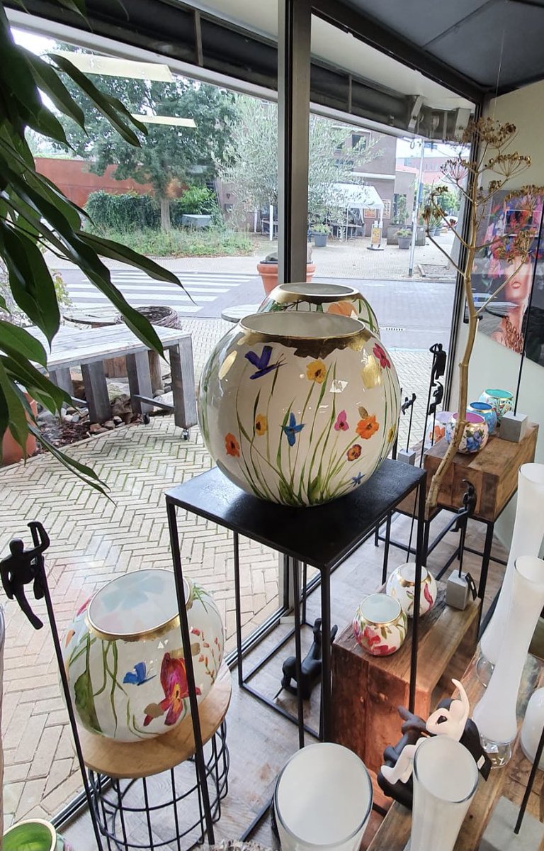 Heuvelmans1's tweet photo. Onze Vibes Art etalage met de gecertificeerde handgeschildere vazen is klaar. Iedere vaas is uniek.  Met bloemrijke groet. Ed &amp; Team https://t.co/x33vF8OLbl