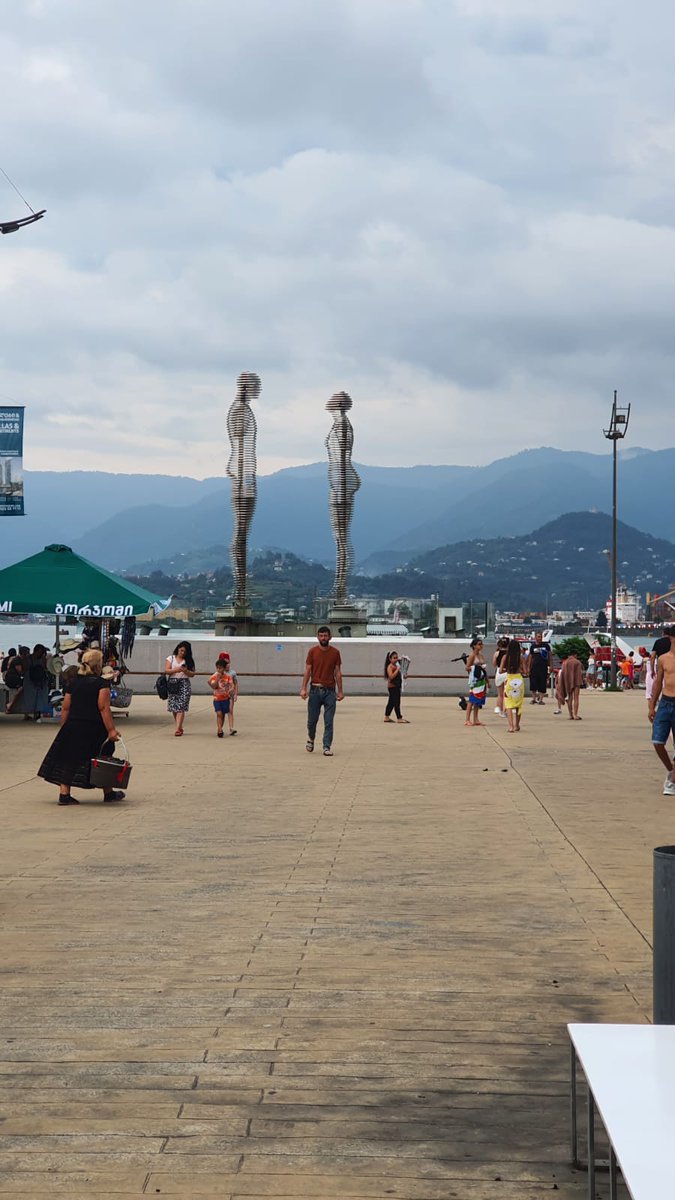 Aynalar yalancı, takvimler tutarsız. Saatler hepten dolu dizgin firâri.
Bir vefalı bilirim rengi kahveden. Toprak! derim; "Bekliyorum" der...

kbanudag📸