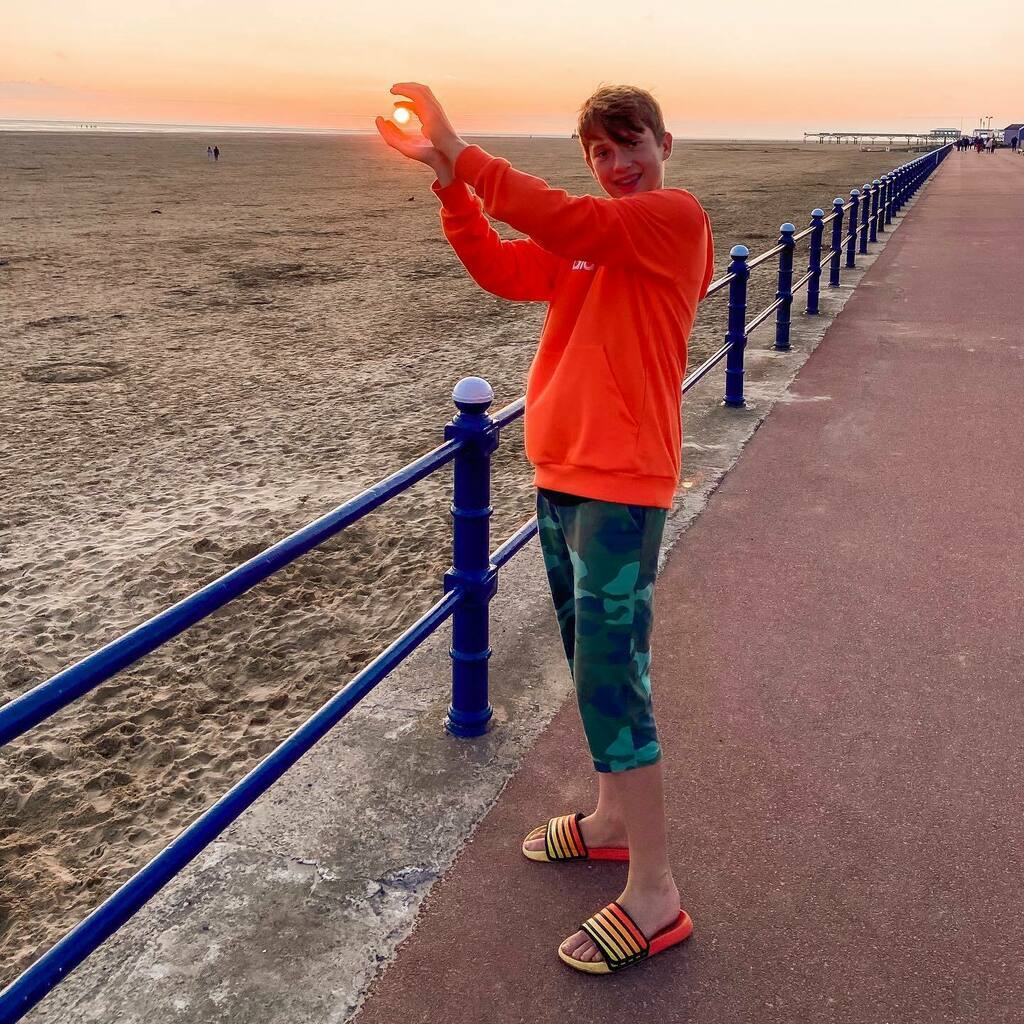 Cheshire_Claire's tweet photo. ☀️ 🌅 🧡 sunset moments 🧡🌅☀️
#sunset #suntouch #sunholding #beach #dusk #orange #sunsetphotography #sunsetlovers #lytham #lythamstannes https://t.co/5oLKByQ384 https://t.co/sVcit2ibM4