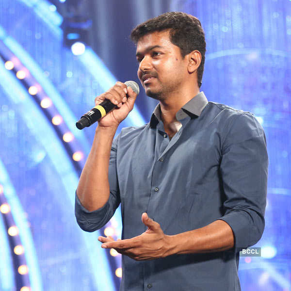 RajYuviVj12's tweet photo. கிரீடம் எவ்வளவு கனமா இருந்தாலும்
அதை தாங்குற
 தல கனமா இருக்க கூடாது😇
niyabagam irukum la 2019

#Master Thalapathy @actorvijay #Beast https://t.co/NcRoVT8at1