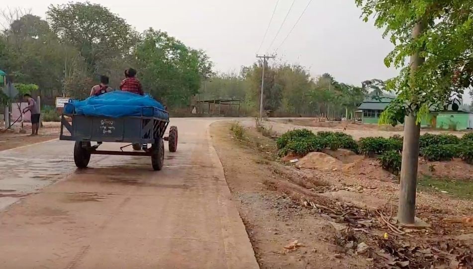 RvlBurma2's tweet photo. Hundreds members of military junta have entered #MaiKone village,south of Kawkareik township, Karen state, with full weapon since yesterday, and some locals are fleeing that area due to fears of clashes with KNLA members and military.

#WhatsHappeningInMyanmar 
#Aug23Coup https://t.co/GzUQprllPI