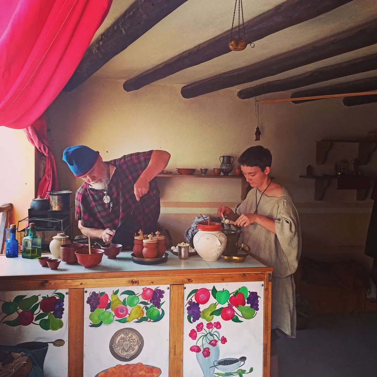 MpOrientalis's tweet photo. EEN ROMEINSE ZOMER| Het #foodfestival was een groot succes dit weekend. Van #globi tot #hamburgers, er werd van alles geproefd! Heb je al het #lekkers gemist? Kom 4 en 5 september nog even langs! De #houtoven wordt dan weer gestookt voor de bijzondere #broden van @eetverleden! https://t.co/raC2zXhUtq