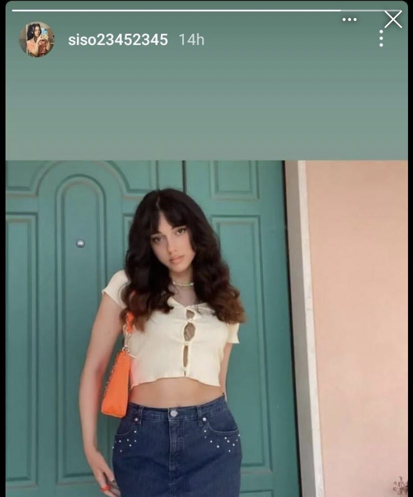 clemfilms's tweet photo. mi sento come un in episodio di black mirror non scherzo si quella sono io, no non è il mio account qualcuno sta usando le mie foto perfavore se vedete questo post rt per far segnalare questa persona sto in ansia da ieri sera . perfavore segnalate tutti 🙏🏻 https://t.co/jG4VGMdFea