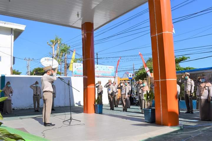 23/08/21
Pelaksanaan Apel Pagi rutin setiap Senin dipimpin langsung oleh Kepala Stasiun KIPM Baubau  yang diikuti seluruh pegawai. 
Adapun rangkaian kegiatan yaitu mendengarkan Lagu Indonesia Raya, Pembacaan Teks Pancasila, Arahan pimpinan dan ditutup Pembacaan Do'a . 
@bkipm_kkp