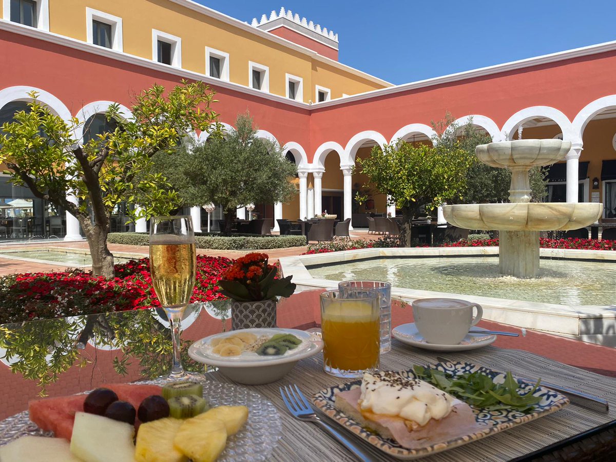 Despertar junto al mar y desayunar en este magnífico patio andaluz. <a href="/GranMeliaSPetri/">Gran Melia Sancti Petri</a> mantiene el perfecto equilibrio entre lujo y seguridad. Vivir un #VeranoEspecial2021 y disfrutar de una deliciosa gastronomía es posible. #ALifeWellLived