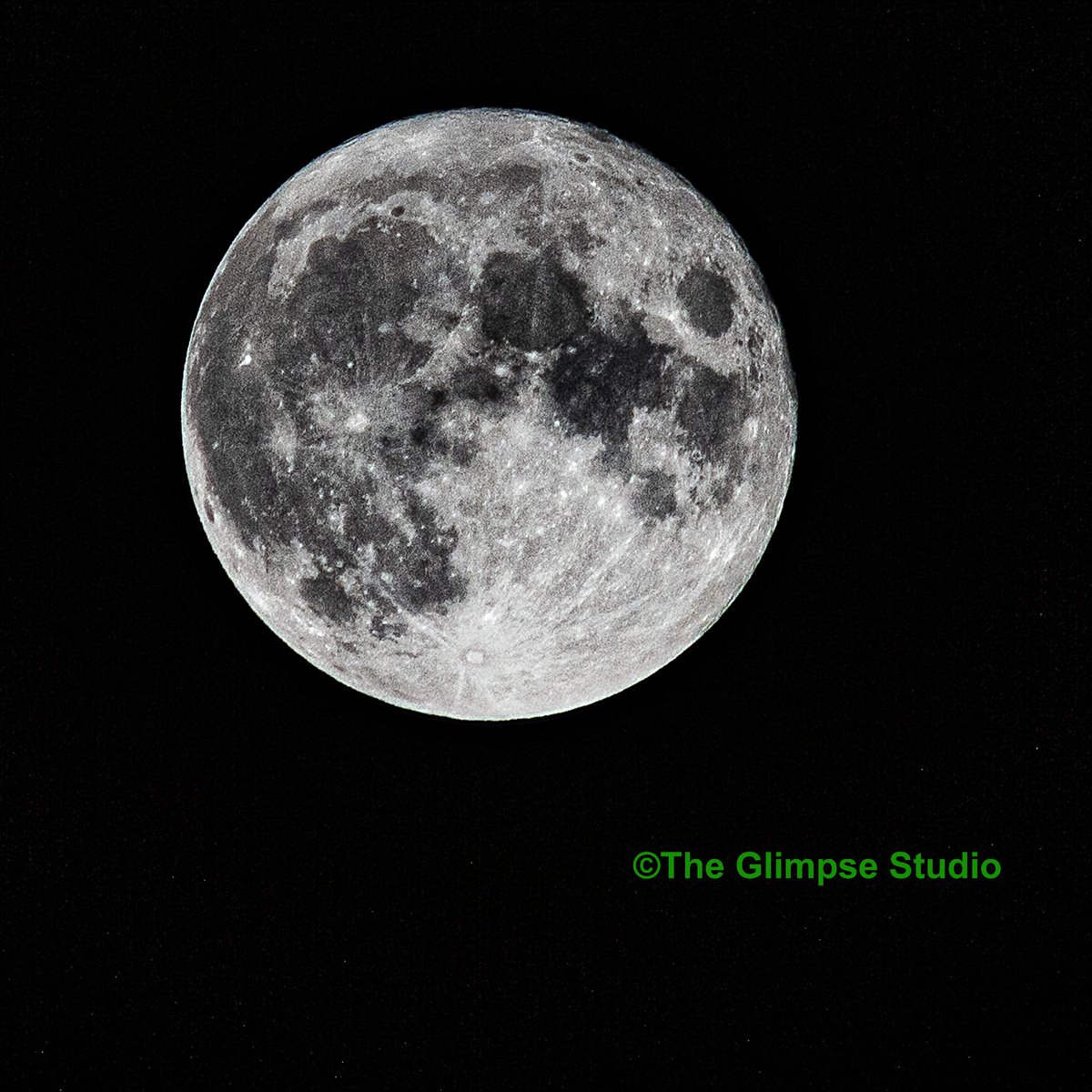GlimpseStudioMD's tweet photo. #LUNA AZUL SOBRE #ALCALADEHENARES
En #TheGlimpseStudio hemos usado una cámara Nikon D4s montada en trípode con un objetivo Novoflex 600mm 1:5.6
Datos de disparo:
Fotómetro de cámara en puntual.
Velocidad 1/400
Diafragma f8
Iso 640
#lunaazul #moon #bluemoon #instagood #photography https://t.co/dAGzw7wu6j