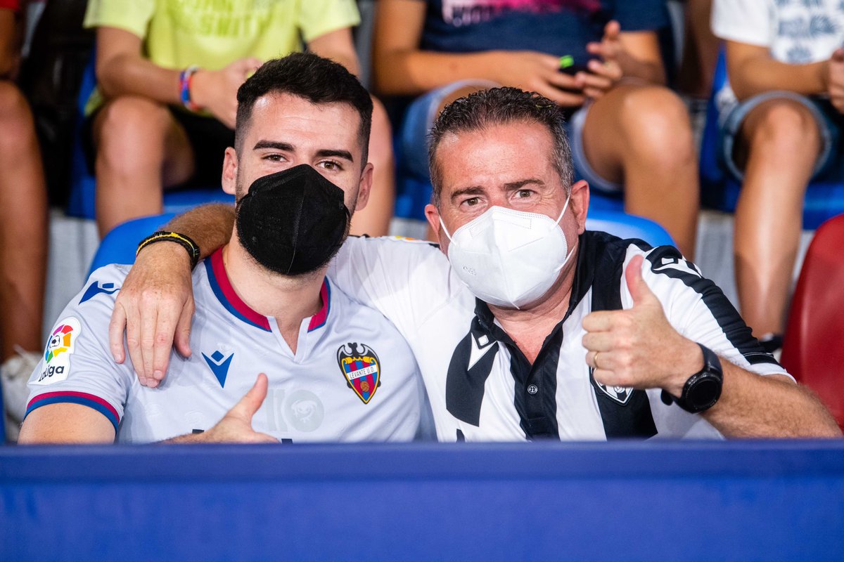 LevanteUD's tweet photo. Que distinto sabe el fútbol con VOSOTROS 💙❤️🙌🏻

No estuvimos todos, pero el Ciutat recuperó el calor de su gente 😍

#OrgullGranota 🐸 https://t.co/LcfjTfmqWP