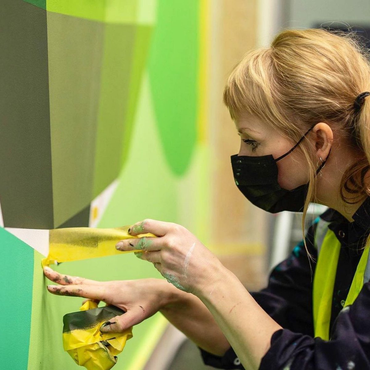 Charley_Peters's tweet photo. 📸 Work in progress at Facebook, March 2021 

#FacebookOpenArts #SiteSpecificArt #OpenArtsCommission #LondonArt #OpenArtsAlumni #wallpainting #mural #contemporarymural #thelondonmuralcompany #onlocation #abstractpainting #accentagency #thinkbig #aimhigh #womenartist #architecture https://t.co/ISoSkcZboZ