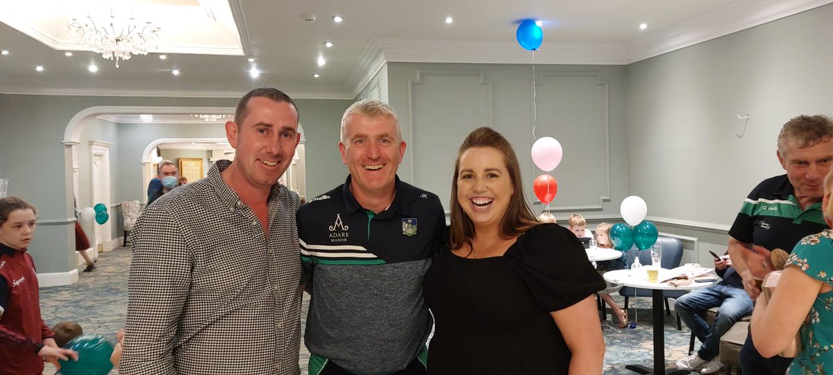 MacDonaghs1club's tweet photo. 🇳🇬 Limerick manager John Kiely was delighted to meet 🏁 Murty Walsh &amp; his fiancee Dee Trant as Limerick celebrated their 🇮🇪 All-Ireland 🏆 victory in the Woodlands Hotel last night. https://t.co/p3l3P9ajh2