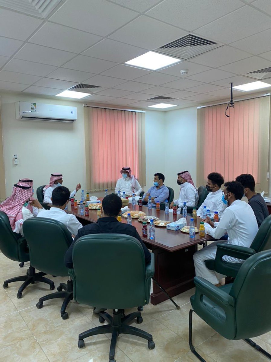 EE_chapter's tweet photo. واختتمت الزيارة بتقديم رئيس الشعبة المهندس عمر الشيخ درعين تذكاريين للمهندس عبدالرحمن عواجي مدير عام شركة مطاحن الدقيق الثانية وللدكتور زهير آل عاص رئيس قسم الهندسة الكهربائية بجامعة جازان على تعاونهما في الزيارة. https://t.co/GWuyuG3NTU