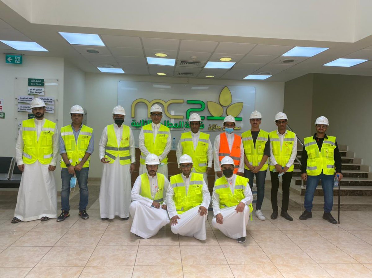 EE_chapter's tweet photo. واختتمت الزيارة بتقديم رئيس الشعبة المهندس عمر الشيخ درعين تذكاريين للمهندس عبدالرحمن عواجي مدير عام شركة مطاحن الدقيق الثانية وللدكتور زهير آل عاص رئيس قسم الهندسة الكهربائية بجامعة جازان على تعاونهما في الزيارة. https://t.co/GWuyuG3NTU