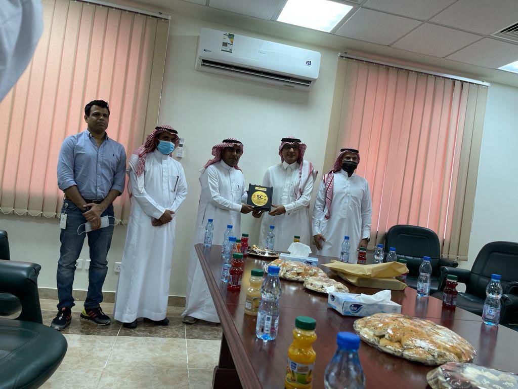 EE_chapter's tweet photo. واختتمت الزيارة بتقديم رئيس الشعبة المهندس عمر الشيخ درعين تذكاريين للمهندس عبدالرحمن عواجي مدير عام شركة مطاحن الدقيق الثانية وللدكتور زهير آل عاص رئيس قسم الهندسة الكهربائية بجامعة جازان على تعاونهما في الزيارة. https://t.co/GWuyuG3NTU