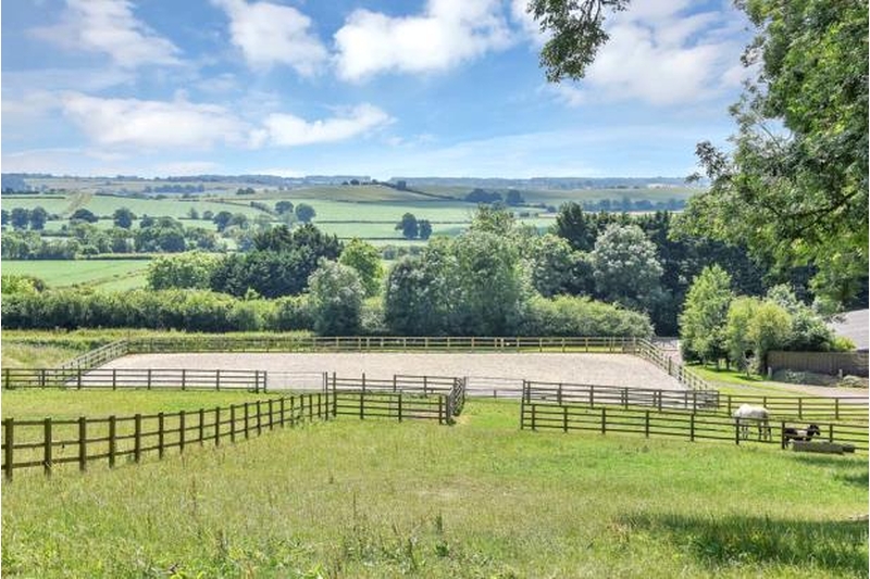 #equestrianproperty #propertyforsale Market Harborough, Leics. 5.8 Acres Stable block - 3 loose boxes Tack room Manege 2 further barns and piggery Field Shelter 4 bed home with lovely rug drier in the kitchen! £1,100,000 equestrianproperty4sale.com/property-for-s… @FisherGerman @equestrianindex