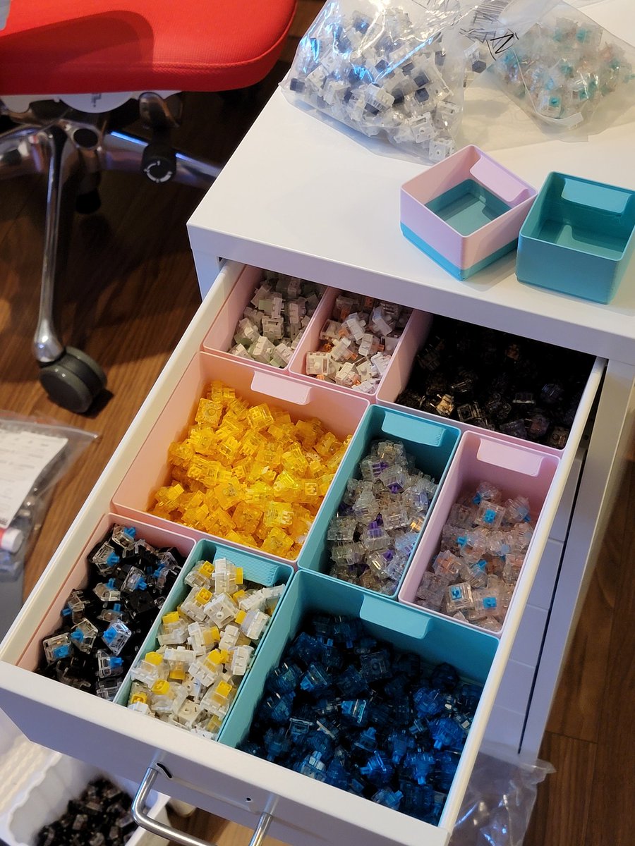 ゆかり𓂙 あーーー これは大正解だ 1x2の箱がちょうどキースイッチ100個入る大きさ