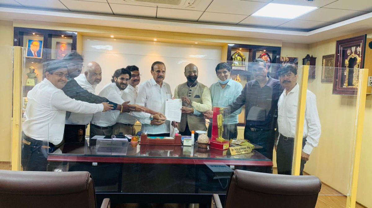 DVSadanandGowda's tweet photo. Held Janata Darshan at the VV Tower office today. Listened to public problems, received people's memoranda and responded positively to their complaints. Also told officials and ministers of concerned departments to look into the matters. https://t.co/bjM8beSfji