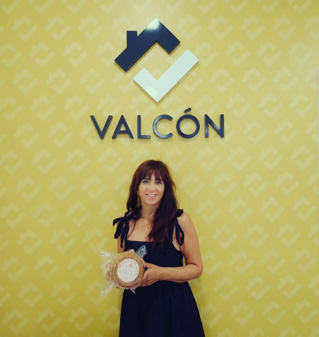 ValconInmo's tweet photo. Un obsequio de un cliente satisfecho, no hay mejor recompensa que un trabajo bien hecho, aunque un quesazo le gana. GRACIASS #MuchoMásQueVivir #MuchMoreThanLiving #FranquiciasInmobiliarias #RealEstateFranchise #ValconInmobiliaria #clientestop #clientesfelices #clientefiel https://t.co/EyxsIwA5DN