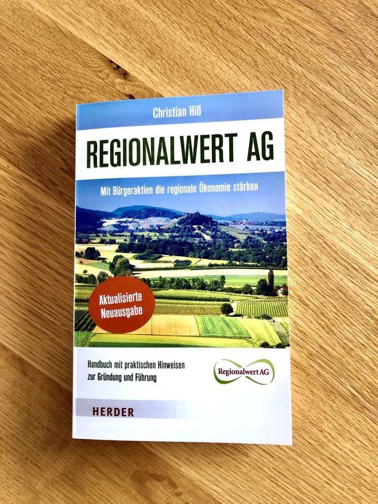 RLeistungen's tweet photo. Welche Land- und Ernährungswirtschaft wollen wir und was braucht es zu ihrer Realisierung? 🌾 Mit dieser Frage beginnt Christian Hiß sein neues Buch. Im Verlauf des Buches beantwortet er mehr als diese. 

Verlegt vom #HerderVerlag. Hier zu erwerben: https://t.co/30iIcVSkOU https://t.co/4AzQ2yzakF