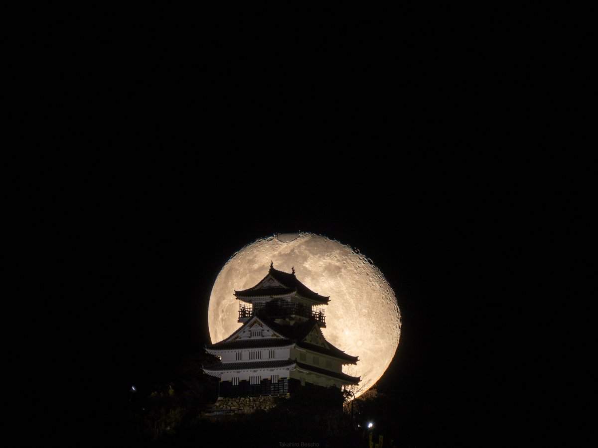 TakahiroBessho's tweet photo. 岐阜城と月の写真って、色々と写真への理解が進むからいいですよね。同じ日に撮った4枚の写真。違うのは撮影位置。数キロ離れたところから数百メートルまで近づくと、月と城と撮影位置の距離の比率が変わるので、岐阜城の大きさを大体揃えると、撮影地が城から遠いほど、月が大きく写る。 https://t.co/MpwSiWjBYc