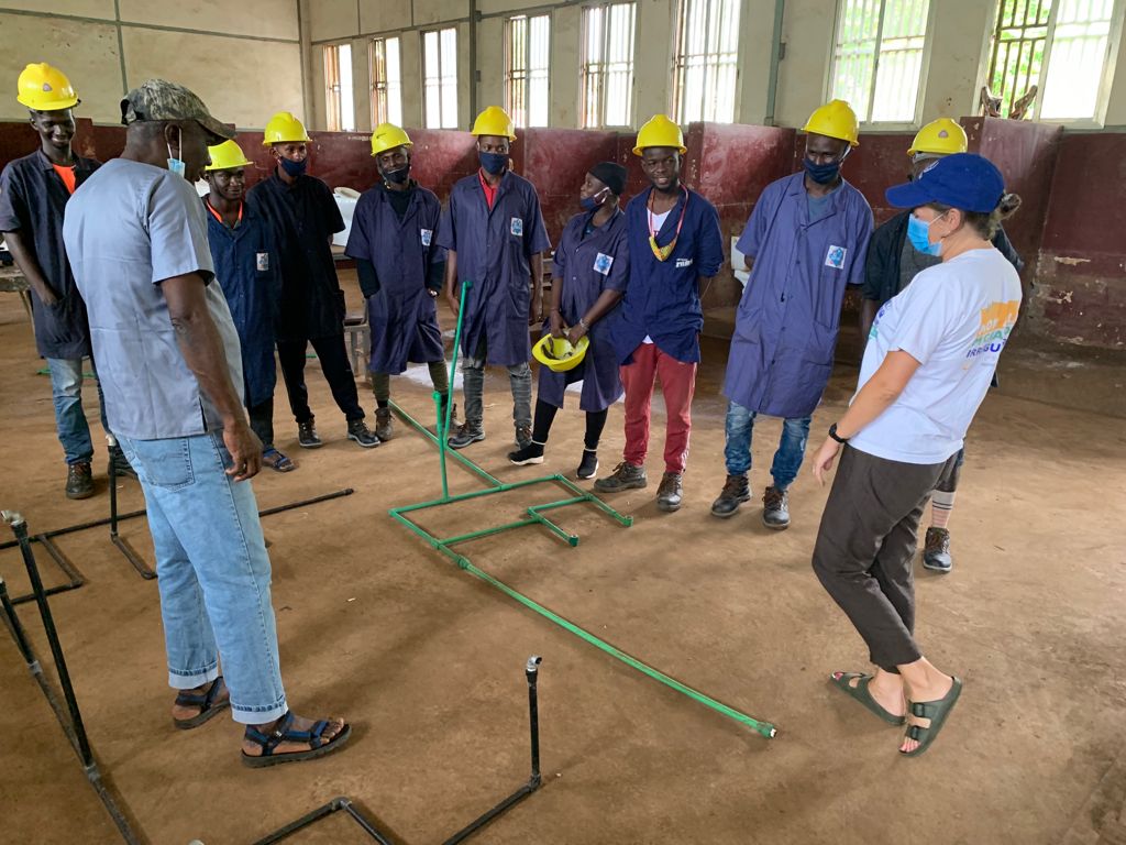 OIMGuinee's tweet photo. Visite de 45 bénéficiaires de l'#OIM du projet #ADEL qui suivent une #formation en mécanique auto, plomberie-sanitaire, installation de panneaux solaires, électricité, maçonnerie. Le projet vise à l’autonomisation des jeunes en #Guinée. Financé par @AICSDakar @IOMROWCA https://t.co/Ka5oNpqskK