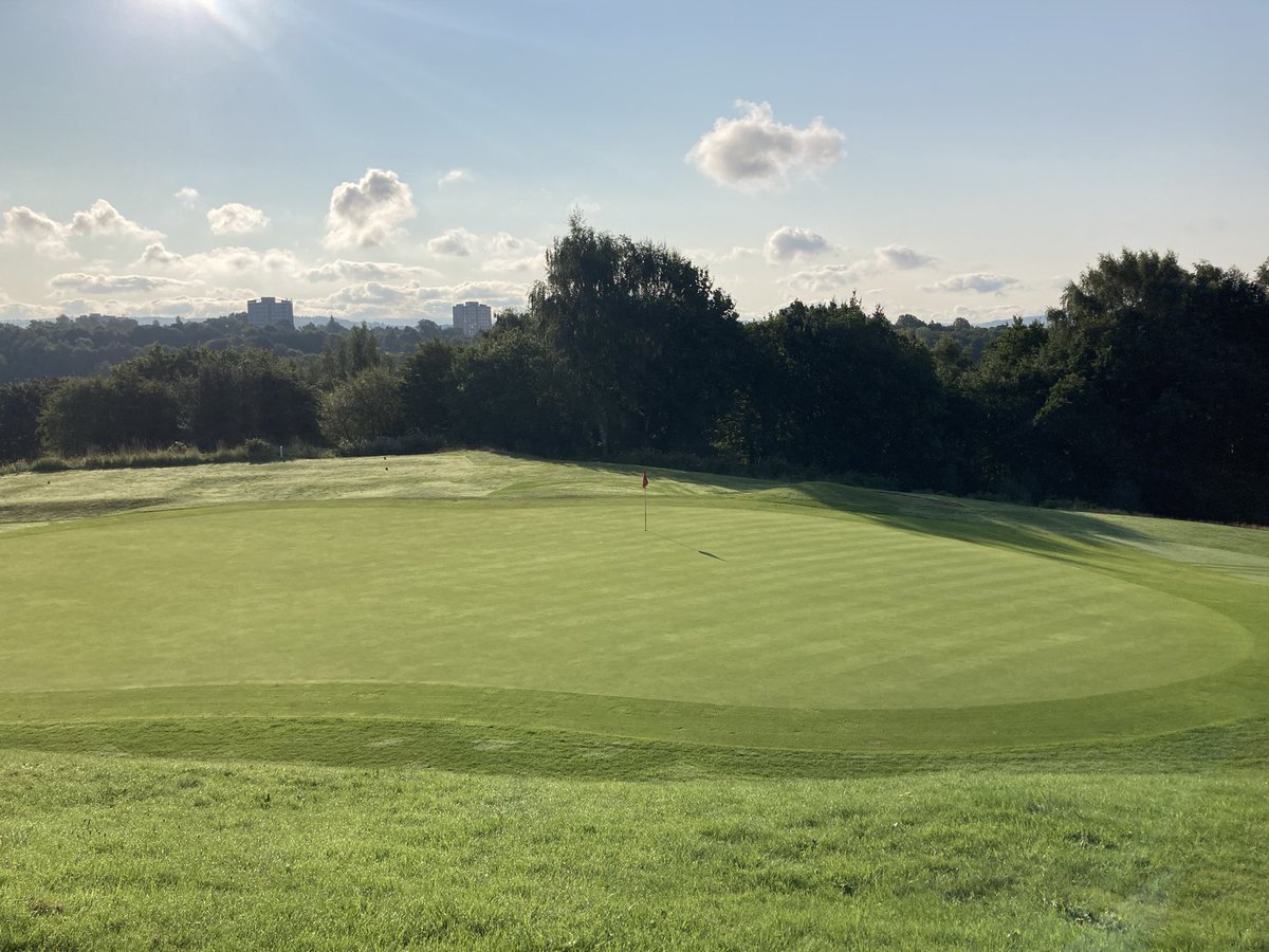 RVGCgreens's tweet photo. Out with our new hand mowers supplied by @BalmersSales @meeksy66 👌🏻 great investment from @ReddishValeGC again https://t.co/NEthkuLP4H