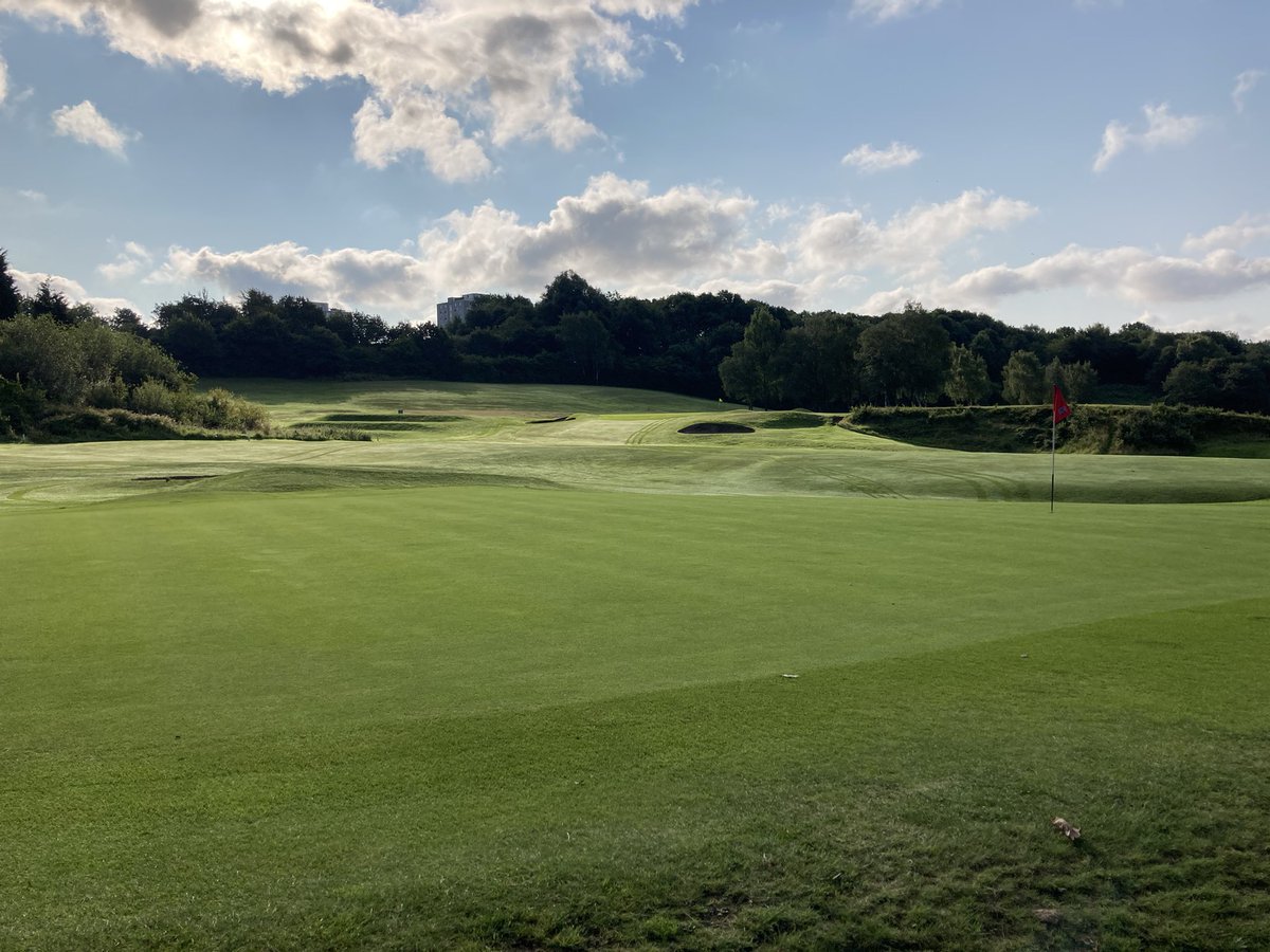 RVGCgreens's tweet photo. Out with our new hand mowers supplied by @BalmersSales @meeksy66 👌🏻 great investment from @ReddishValeGC again https://t.co/NEthkuLP4H