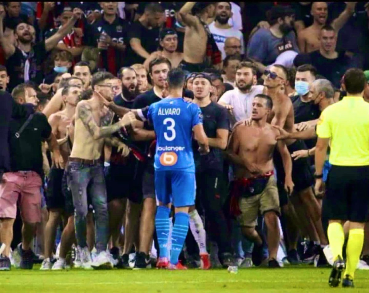 _BeFootball's tweet photo. Alvaro Gonzalez hier soir, face aux supporters niçois. #OGCNOM https://t.co/T2ZutoLFOQ