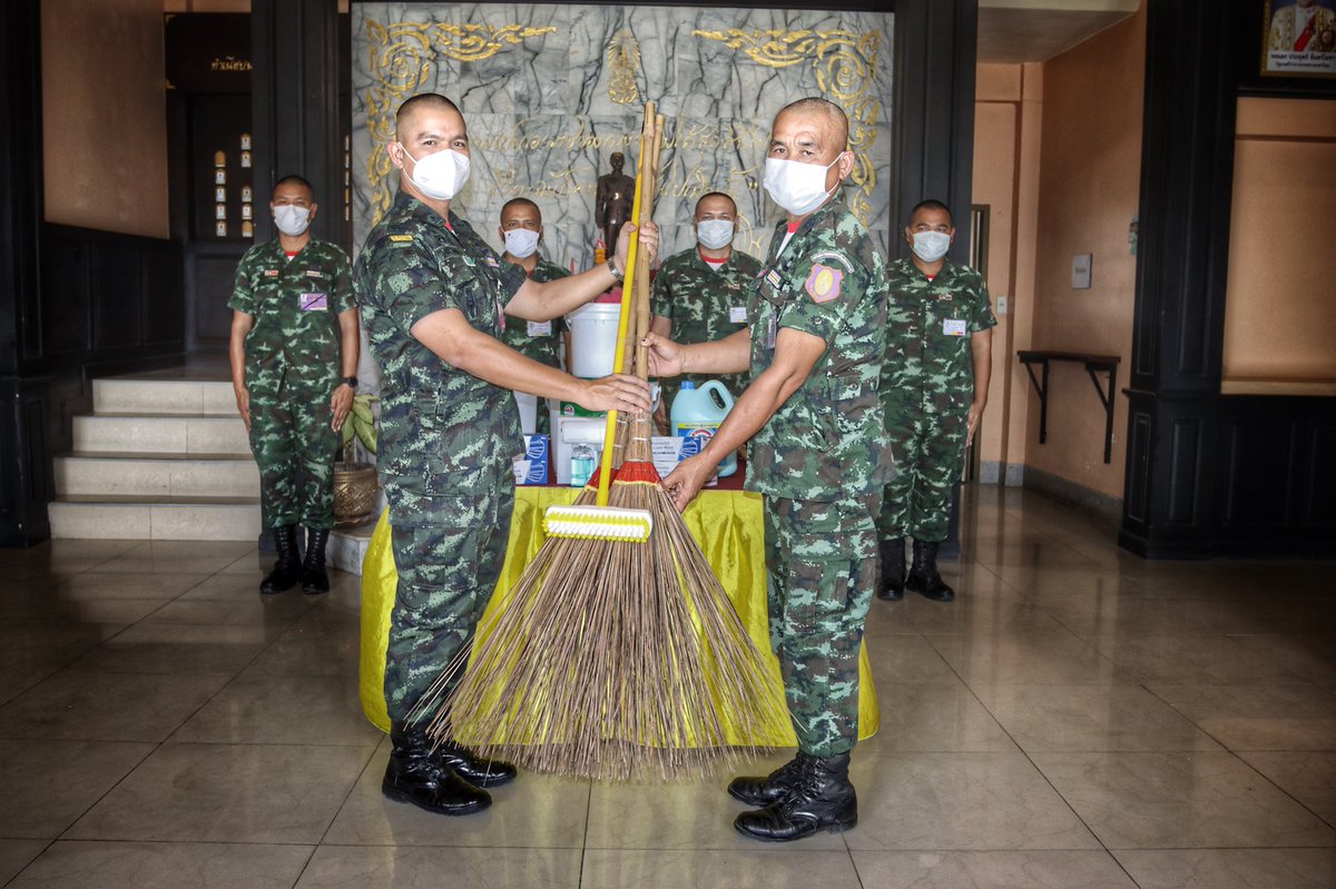 Howitzerbatt102's tweet photo. พ.ท.จักร  วาทกิจ ผบ.ป.2 พัน.102 รอ. ได้มอบอุปกรณ์ทำความสะอาดชุดฉีดพ่นฆ่าเชื้อ พร้อมหน้ากากอนามัย และได้นำกำลังพลของหน่วยดำเนินกิจกรรมทำความสะอาด Big Cleaning Day โดยกา���ฉีดพ่นยาฆ่าเชื้อโรคในพื้นที่เขตสุขาภิบาล และบ้านพักของกำลังพลของหน่วย เพื่อป้องกันโรคติดเชื้อไวรัส โคโรนา 2019 https://t.co/k0zDogQvXq