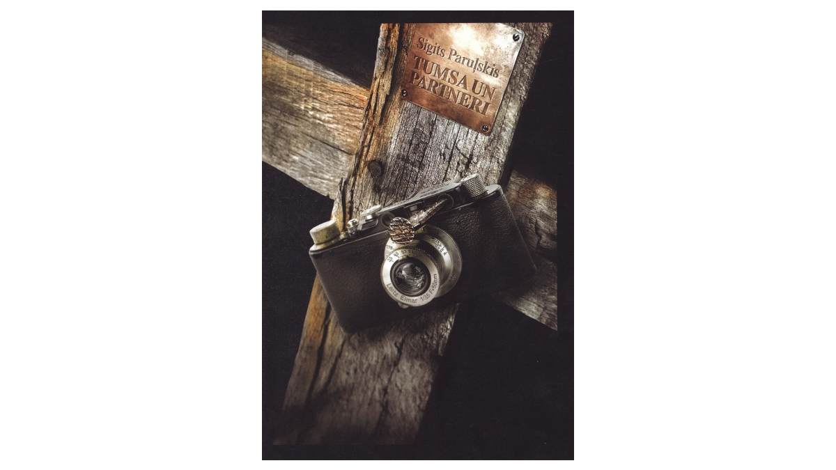 Jaunums! Sigita Paruļska romāns "Tumsa un partneri". Tulkojusi Dace Meiere: bit.ly/387LzDr 

Izmantojot fotogrāfiju kā metaforu, Sigits Paruļskis nesaudzīgi atklāj daudzu savu tautiešu pasivitāti un samierināšanos ar Lietuvas nesenās vēstures tumšākajām lappusēm.