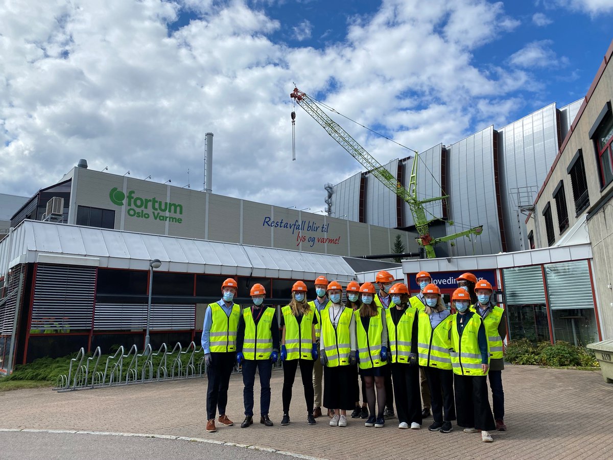 På fredag hadde vi besøk av Norges fremtidige CCS-ambassadører, #udaspirantene fra <a href="/Utenriksdept/">Utenriksdepartementet</a>, og diskuterte hvordan CCS-prosjektet på Klemetsrud kan være et eksempel for hvordan byer verden over kan kutte utslipp og sikre bærekraftig avfallshåndtering.