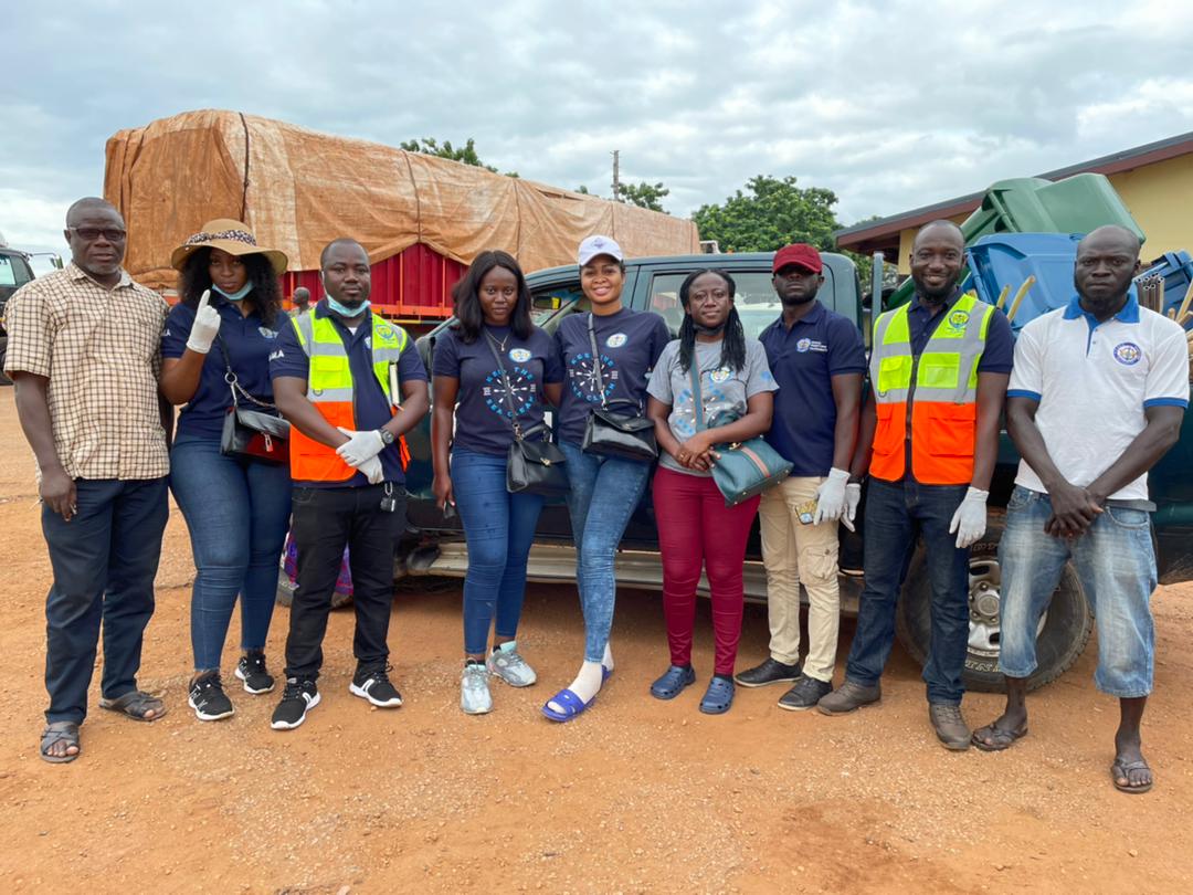 MaritimeGhana's tweet photo. Work has already started at the shores of the the inland waters at Yeji. The team has been joined by members of the Authority's Yeji office, Fire Service, Prisons, Immigration, Military, Navy, Zoomlion, local sanitation officers, youth of Yeji and market women #GMACleanWaters https://t.co/BqVgEQT9uI