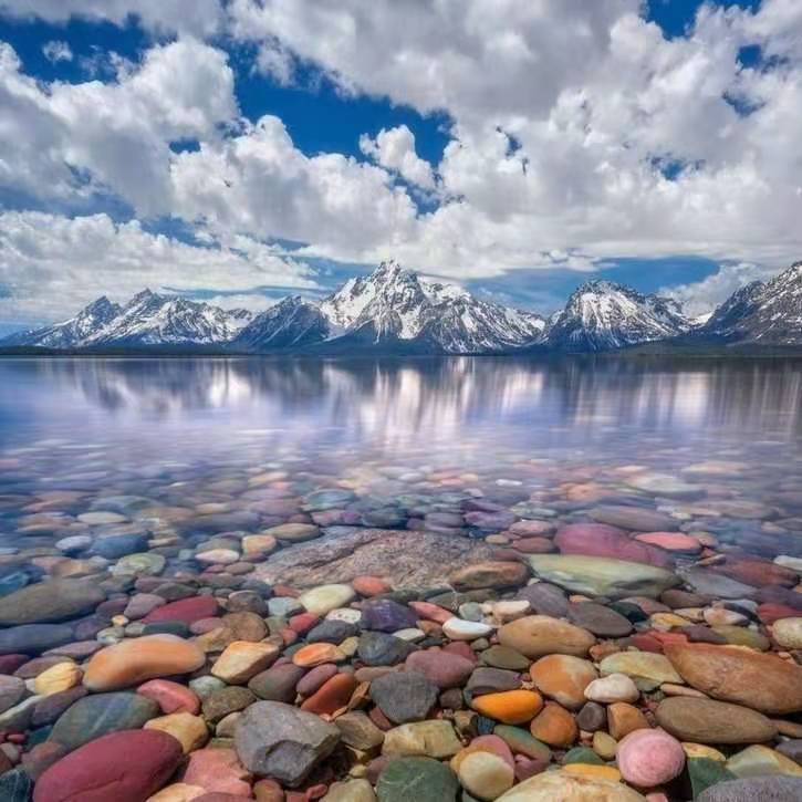 蓝天白云，山青水秀！还有漂亮的石头🤗