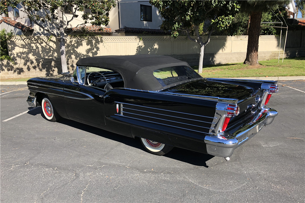 Mercomatic's tweet image. 1958 #Oldsmobile #Dynamic88 #Convertible; 371 cid, 3x2 bbl J-2 induction system, 312 hp; 4-speed Jet-Away HydraMatic; Dynamic 88 was the current entry level Olds in 1958. The new look was considerably heavier and bulkier, and encrusted with appreciably more chrome.