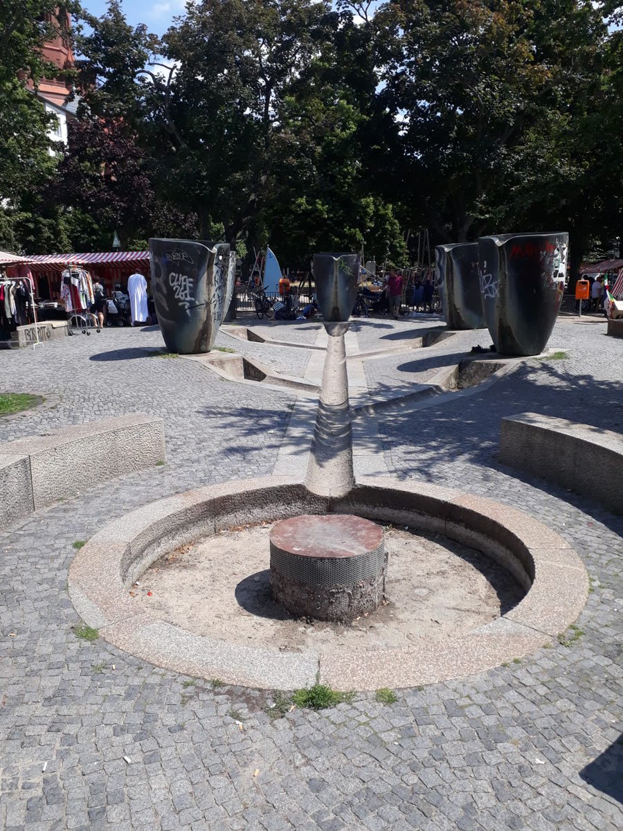 TimurHusein's tweet photo. Der Brunnen am #Marheinekeplatz ist seit 2 Monaten ohne Wasser dafür mit viel Müll und Dreck gefüllt.Das bleibt auch erst Mal so. Wie wollen die GRÜNEN dann ihren millionenteuren geplanten Bach durch die #Bergmannstr sauber halten. Antwort... kann sich jeder denken. https://t.co/98ZPnNj6Jm