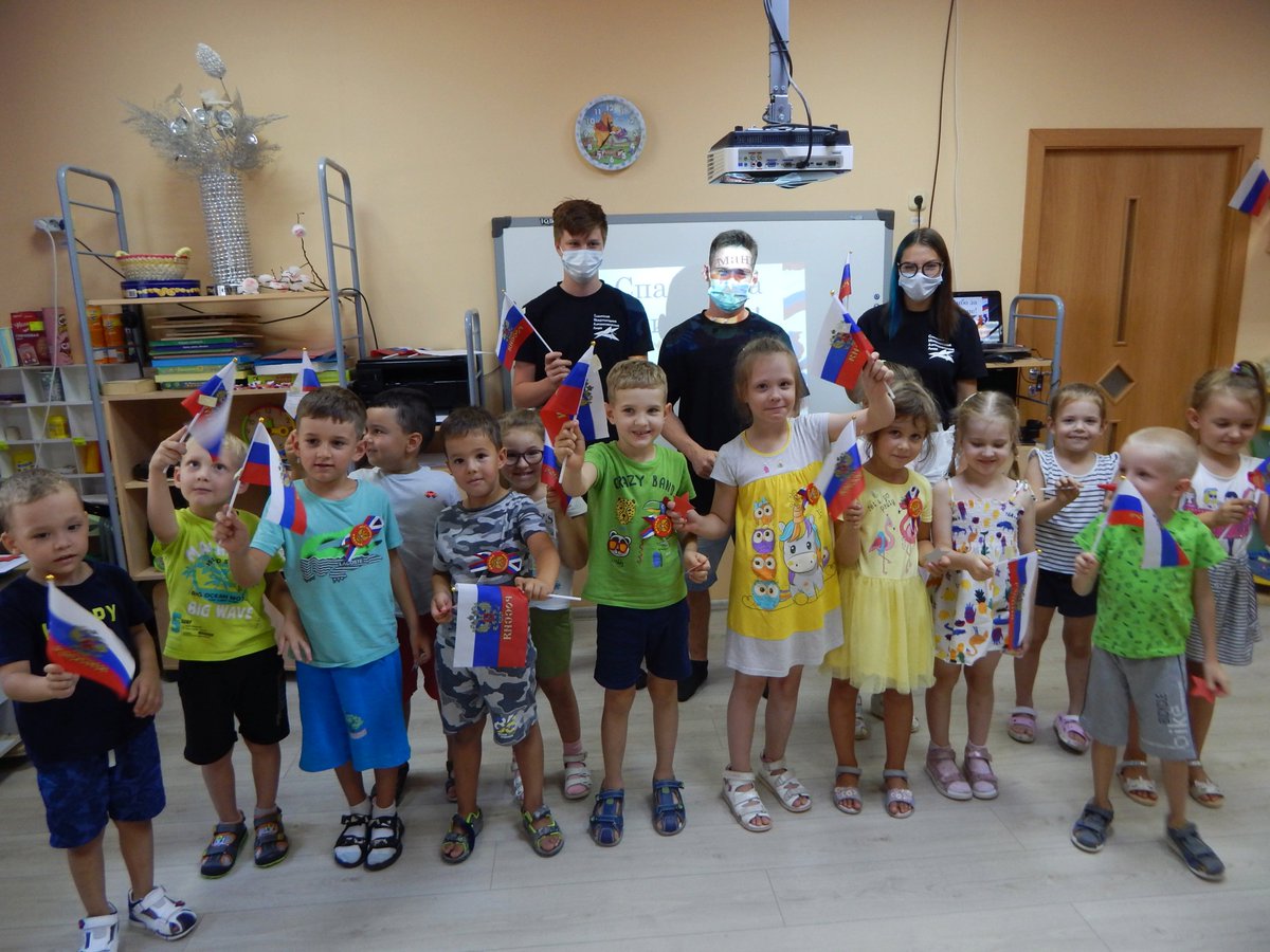 airsmalsamara's tweet photo. 19.08.2021 Волонтеры СМАЛ провели для воспитанников детского сада "Планета дошколят" мероприятие, посвященное Дню Государственного флага Российской Федерации.
Пусть наш государственный флаг гордо реет над процветающей Россией, знаменуя, что мы граждане великой страны! https://t.co/Ez5W19TBL8