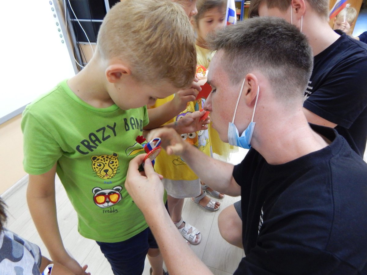 19.08.2021 Волонтеры СМАЛ провели для воспитанников детского сада "Планета дошколят" мероприятие, посвященное Дню Государственного флага Российской Федерации.
Пусть наш государственный флаг гордо реет над процветающей Россией, знаменуя, что мы граждане великой страны!