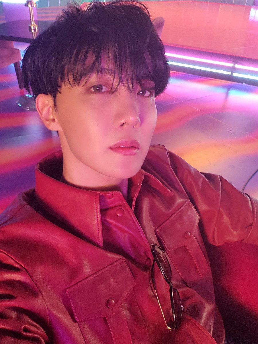 thehobiprint's tweet photo. 1 year ago since Hoseok shared these selcas🥰 https://t.co/GYEsV7hJ3w