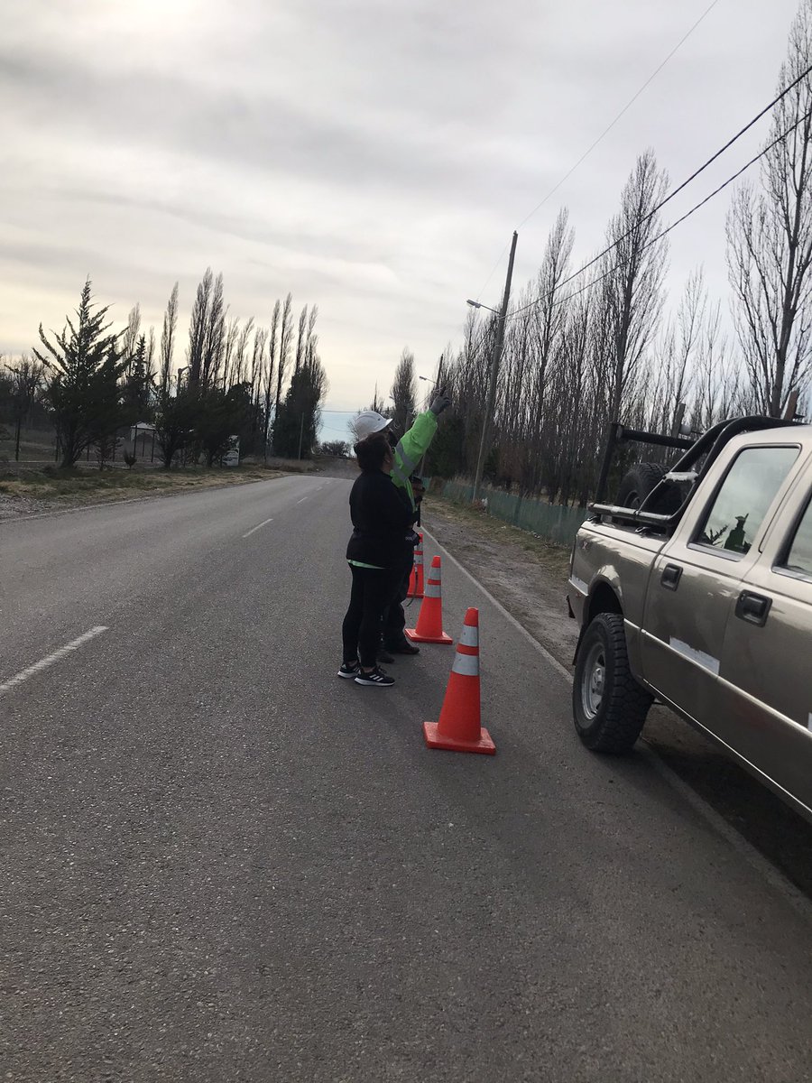 SSIeICChubut's tweet photo. #TRELEW

Continúa la instalación y mantenimiento de camaras en barrios de zonas de chacras en Trelew. Los vecinos se acercan a consultar por su funcionamiento a los trabajadores de la Subsecretaría de Seguridad Informática perteneciente al Ministerio de Seguridad.

#MasSeguridad https://t.co/DiZkdNVGnW