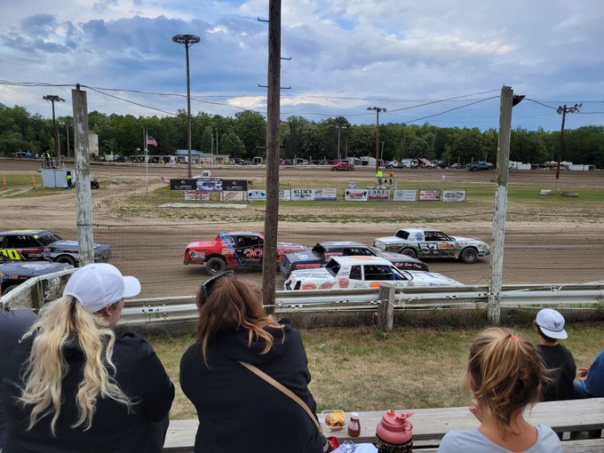 Mandy - 3 pic. Went to the races last night! Had a blast! https://t.co/FsgaveP3PN