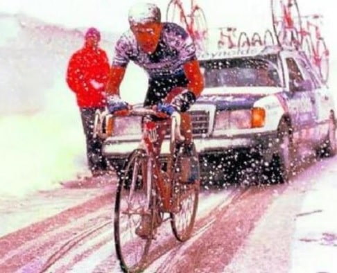 Carlosaranda10's tweet photo. PqPuertos. Gavia. Recordando a Perico en el Gavia en 1985. MaillotVintage. Igual hace mejor tiempo que aquel día ¿no? 🤔🤔🤔. @pedrodelgadoweb @CarlosDeAndrs1 @lavuelta https://t.co/qMdS9CTIOS