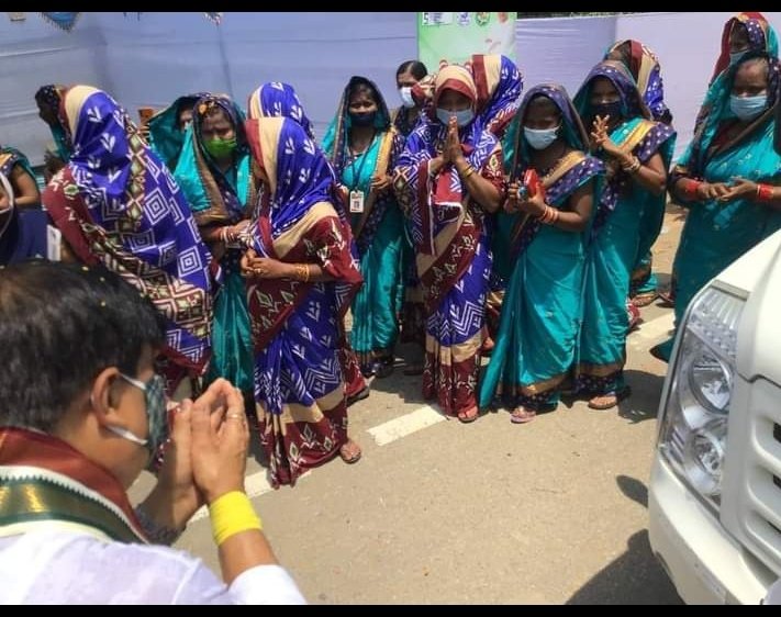 PujaSuchitra's tweet photo. ମାନ୍ୟବର ମୁଖ୍ୟମନ୍ତ୍ରୀ ଶ୍ରୀଯୁକ୍ତ ନବୀନ ପଟ୍ଟନାୟକ ଙ୍କ ହିଂଜିଳା   ନିର୍ବାଚନ ମଣ୍ଡଳୀରେ  ରାଜ୍ୟ ସରକାରଙ୍କ ବରିଷ୍ଠ ମନ୍ତ୍ରୀ ତଥା ଖାଦ୍ୟ ଯୋଗାଣ ଓ ଖାଉଟି କଲ୍ୟାଣ ,ଏବଂ  ସମବାୟ ମନ୍ତ୍ରୀ ଶ୍ରୀଯୁକ୍ତ ରଣେନ୍ଦ୍ର ପ୍ରତାପ ସ୍ବାଇଁ । 🙏🐚
#ଶ୍ରୀ_ନବୀନ_ପଟ୍ଟନାୟକ ।
#ଶ୍ରୀ_ରଣେନ୍ଦ୍ର_ପ୍ରତାପ_ସ୍ବାଇଁ ।
@rajaaswain ,@Naveen_Odisha https://t.co/eRMxC2zax4