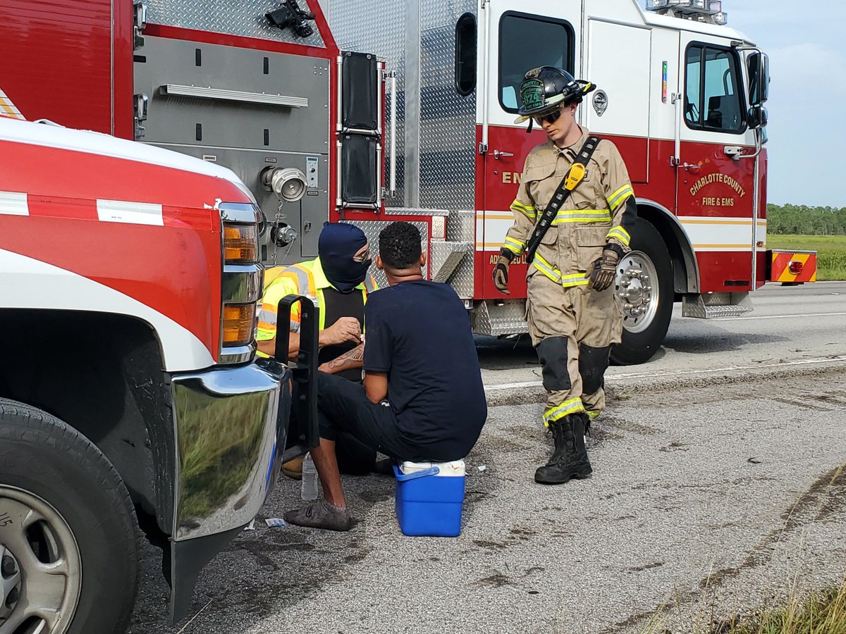 MyFDOT_SWFL's tweet photo. Road Ranger Hazim and Charlotte County EMS give first aid to a crash subject.
@FDOT reminds everyone to #DriveSafely
#AssistPatrol
#MoveOverForEmergencyVehicles
@MyFDOT_SWFL
@MyFDOT https://t.co/8qvENExSaK