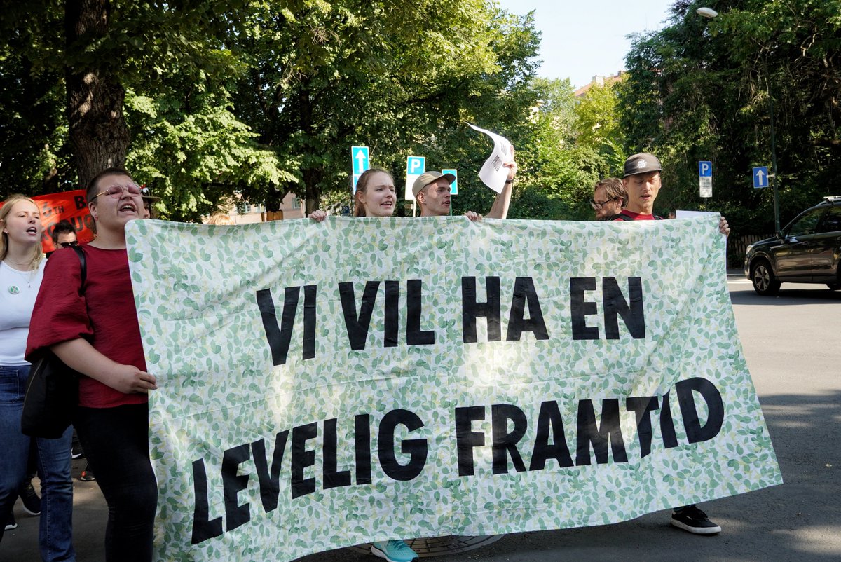 ExtinctionR_SV's tweet photo. Stream, från en av dagens två blockader, denna från Majorstua i centrala Oslo. @ExtinctionR_NO @elokapina @ExtinctionRDK @ExtinctionR 
"We want to live!" @Equinor @EquinorASA @lundinenergy @Ian_H_Lundin 
#NordicRebellion #svpol
https://t.co/7pRjjCqvlx https://t.co/hjdSRAyw5x