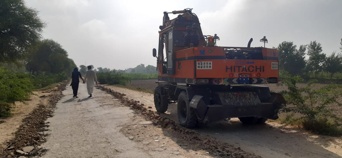 ABGhaffarRao's tweet photo. @Atifrauf79 please support this trend #ApniMadadAap, please support our nobel cause.
We are repairing road by our own hard earned money. We want to make it loud. 
#Maharwali #Bahawalnagar https://t.co/7Cq3TnZtkj