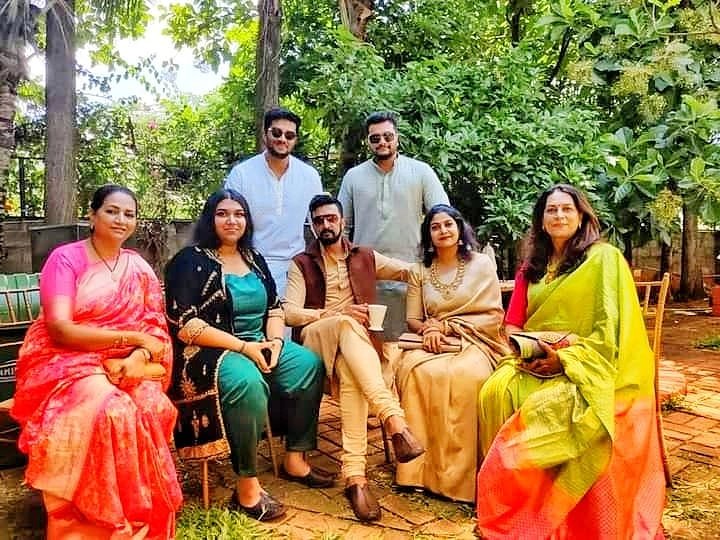 KH_Tumkuru's tweet photo. #ExclusivePicture.!🔥
ಸಂಬಂಧಿಕರ ಮದುವೆಯಲ್ಲಿ ನಮ್ಮ ಅಭಿನಯ ಚಕ್ರವರ್ತಿ ಕಿಚ್ಚ ಸುದೀಪ Sir ಕುಟುಂಬ 👌❤️
Boss Family Pic..😍
#Kotigobba3 #VikrantRona #kicchagirls #tumkurgirls
@KicchaSudeep @iampriya06 @sanchithsanjeev @SujathaSanjeev
Follow Us : 👉 @KH_Tumkuru https://t.co/CvXU36kzbm